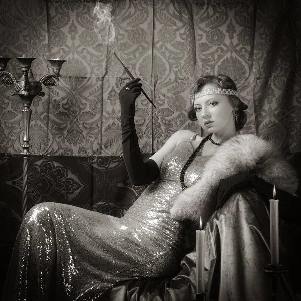 Menina Vestido Noite Com Bocal Cigarro Retrato Estúdio Estilo Retro — Fotografia de Stock