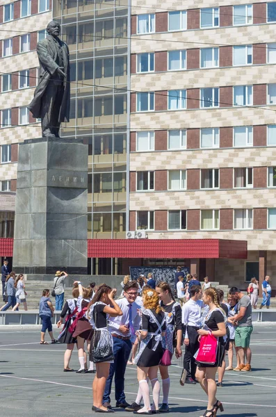 Absolventi Náměstí Poblíž Pomník Lenina 2018 Snímek Byl Pořízen Rusku — Stock fotografie