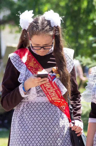 Graduado Uniforme Escolar Festivo Mirando Pantalla Del Teléfono Inteligente Parque —  Fotos de Stock