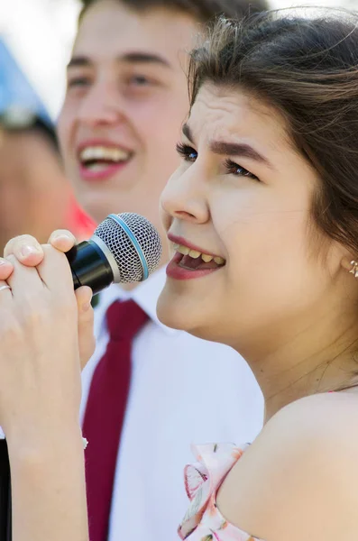 Jovencita Concurso Karaoke Parque Ciudad Primer Plano 2018 Foto Fue —  Fotos de Stock