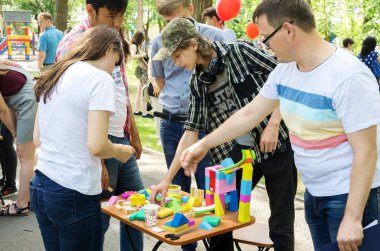 Domino ilkesine oyuncak sistemleri oluşturulması için rekabet. 06/29/2018: Rusya, Orenburg şehir, Perovsky Park çekilmiş fotoğrafı