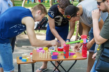Domino ilkesine oyuncak sistemleri oluşturulması için rekabet. 06/29/2018: Rusya, Orenburg şehir, Perovsky Park çekilmiş fotoğrafı