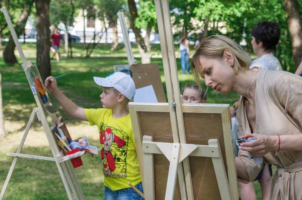 Ragazza Artista Insegna Bambini Disegnare Parco Pubblico 2018 Foto Scattata — Foto Stock