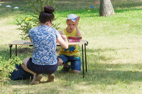 Молодая Мать Играет Настольные Игры Своим Сыном Общественном Парке 2018 — стоковое фото
