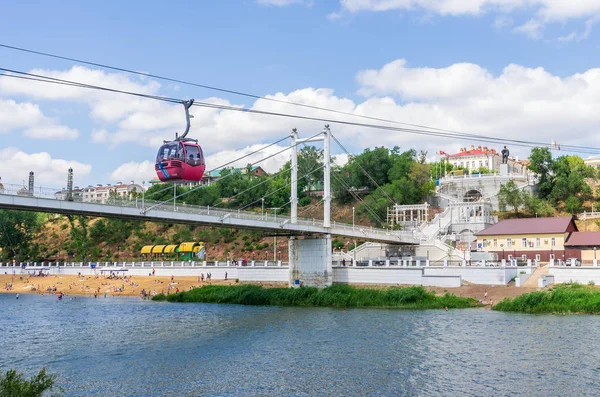 Yaya köprüsü ve teleferik Ural Nehri. 08.07.2018. Rusya, Orenburg şehir. Ural Nehri ve şehir merkezi plaj set of görünümü