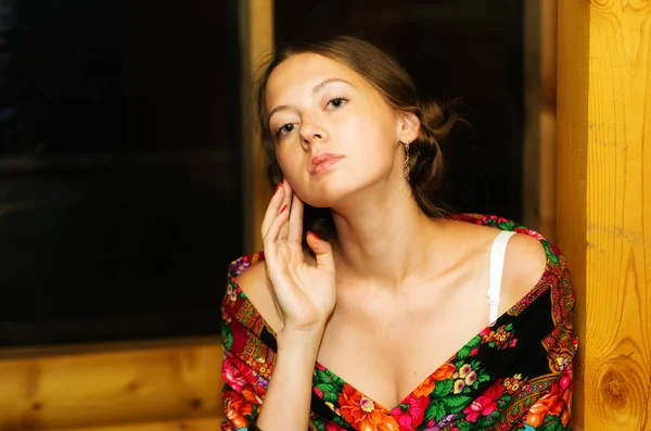 Retrato Una Chica Cabello Castaño Chal Florecido Cubierto Sobre Sus — Foto de Stock