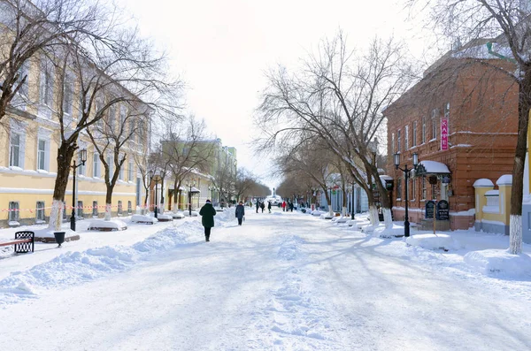 Şehir sokak karla kaplı. Orenburg, Rusya - 21 Şubat 2019: Sovetskaya Street bir kar yağışı sonra