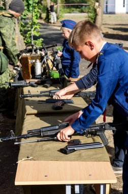 Tek tip Cadet Sınıflar öğrencilerin çocuklarda demontaj ve montaj Kalaşnikof rekabet. Orenburg, Rusya - Ağustos, 25, 2018: Festival Slav kültür 