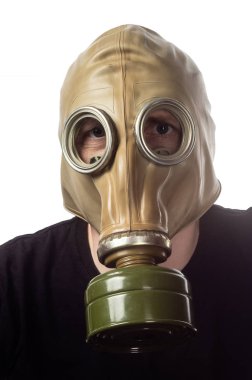 Gp-5 Gaz Maskeli bir adam. Siyah t-shirt ve Gaz Maskeli adam kapatın. Beyaz arka plan üzerinde izole