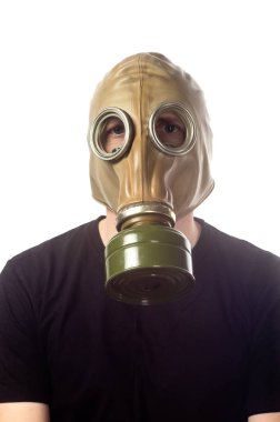 Gp-5 Gaz Maskeli bir adam. Siyah t-shirt ve Gaz Maskeli adam kapatın. Beyaz arka plan üzerinde izole