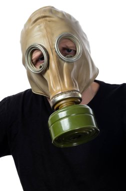 Gp-5 Gaz Maskeli bir adam. Siyah t-shirt ve Gaz Maskeli adam kapatın. Beyaz arka plan üzerinde izole