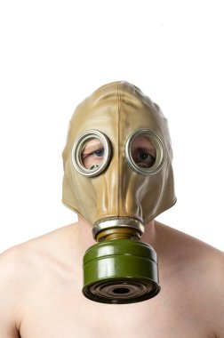 Gaz Maskeli bir adam. Erkek baş ile çıplak gövde gaz maskesi Gp-5 yakın çekim. Beyaz arka plan üzerinde izole