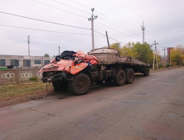 Kamyon kaza kırık. Orenburg, Rusya - Ekim, 11, 2018: bir araba kazasında yaralandı Kamaz kamyon traktör