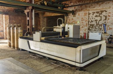 Lazer Kesim Makinası. Orenburg, Rusya - Mart, 28, 2019: Lazer makine kesme sac metal fabrika tesislerinde