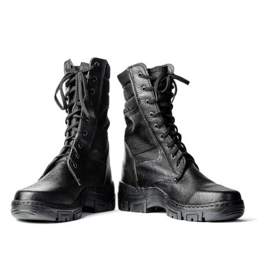 Siyah yüksek çizmeler. Ordu nun bağcıklı botları. Beyaz arka planda yalıtılmış