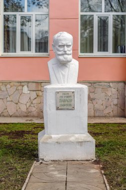 İvan Petroviç Pavlov Anıtı. Orenburg, Rusya - 06 Nisan 2019: Orenburg Devlet Tıp Üniversitesi binasının yakınına kurulan Rus fizyolog, akademisyen Pavlov'un büstü