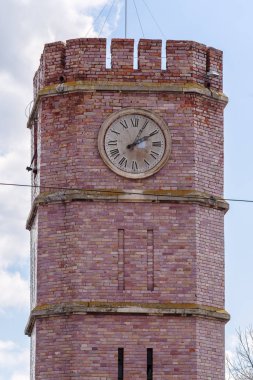 Kule saati. Orenburg, Rusya - 06 Nisan 2019: Eski muhafız evi Orenburg Tarihi Müzesi'nin kulesindeki saat