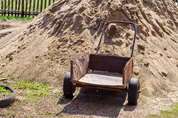 Ijzeren Kruiwagen Oude Roestige Ijzeren Kruiwagen Buurt Van Bergen Van — Stockfoto