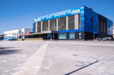 Spor kompleksi Jubilee. Orenburg, Rusya - 27 Nisan 2019: Rostoshi köyündeki Jubilee spor kompleksinin binasının cephesi