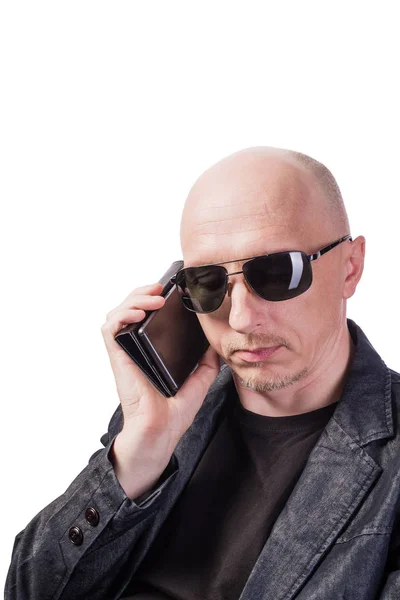 Людина Джинсовому Піджаку Носіння Сонцезахисні Окуляри Говорячи Мобільному Телефону Людина — стокове фото