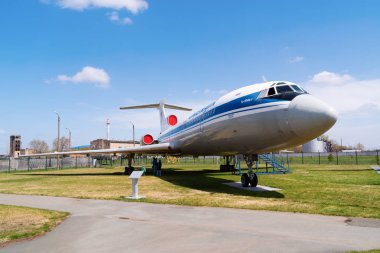 Yolcu jet uçağı Tu-154b-2. Orenburg, Rusya - 04 Mayıs 2019: Orenair uçağı Gagarin Havaalanı Sivil Havacılık Müzesi'nde