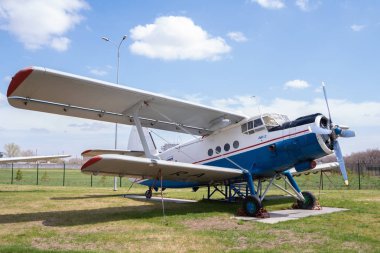 An-2 yolcu uçağı. Orenburg, Rusya - 04 Mayıs 2019: Gagarin Havaalanı Sivil Havacılık Müzesi'nde pistonlu çift kanatlı uçak