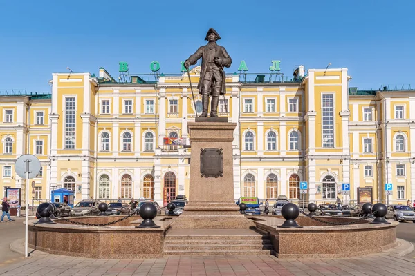 Rychkov Anıtı, Peter Ivanovich. Orenburg, Rusya - 8 Mayıs 2019: Eski tren istasyonu binasının ön cephesinde Tren İstasyonu Meydanı'ndaki Rychkov Anıtı