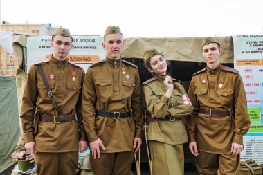 Askeri sağlık görevlilerinin üniformalı insanlar, askeri sahra hastanesinin düzeninin arka planına karşı. Orenburg, Rusya - 9 Mayıs 2019: Zafer Bayramı Kutlamaları