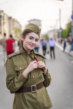 Üniformalı sıhhiyeci kız, Büyük Vatanseverlik Savaşı. Orenburg, Rusya - 9 Mayıs 2019: Zafer Bayramı Kutlamaları