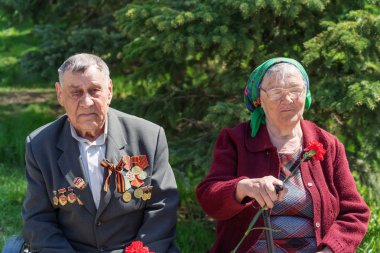 Yaşlı bir çift işçi gazisi, tatilde. Orenburg, Rusya - 9 Mayıs 2019: Zafer Bayramı Kutlamaları