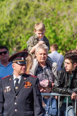 Polis ve seyirciler resmi tatil etkinliğinde. Orenburg, Rusya - 9 Mayıs 2019: Lenin Meydanı'nda Zafer Geçidi