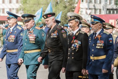 Geçit töreninde farklı türde askerlerden gaziler. Orenburg, Rusya - 9 Mayıs 2019: Lenin Meydanı'nda Zafer Geçidi