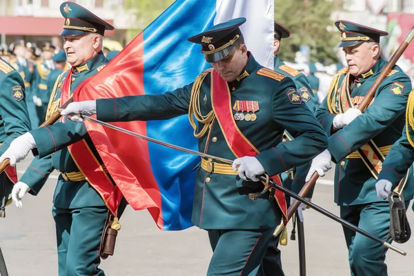 旗帜组的警官 用剑来套 俄罗斯奥伦堡 2019年5月9日 列宁广场胜利大游行 — 图库照片
