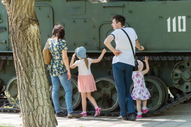 Askeri teçhizat sergileyen genç bir aile. Orenburg, Rusya - 9 Mayıs 2019: Zafer Günü