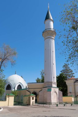 Orenburg, Rusya - 25 Mayıs 2019: Minareli Müslüman camisi. Caravanserai, mimari bir anıt, tarihi bir bina.