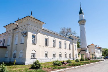Orenburg, Rusya - 25 Mayıs 2019: Minareli tarihi bina. Kervansaray. Mimari anıt