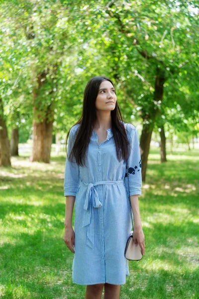 Una Chica Aspecto Asiático Paseo Por Parque Ciudad Retrato Verano — Foto de Stock