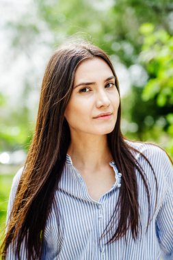 Şehir parkında Asyalı bir kız. Yeşil yapraklı genç Tatar 'ın yaz portresi
