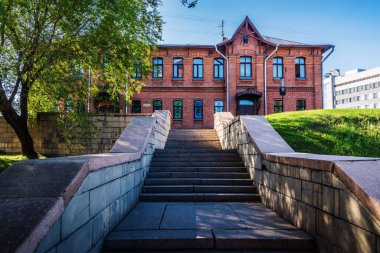 Barnaul, Rusya - 22 Eylül 2019: Altai Devlet Yerel Lore Müzesi. Askeri tarih bölümü. Gaziler Meydanı