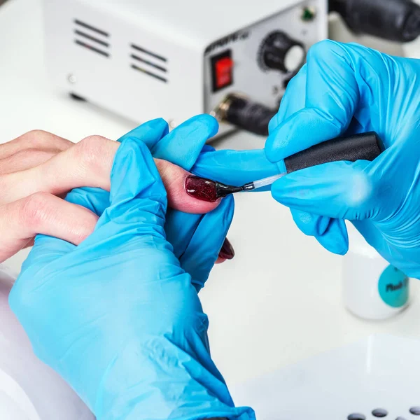 Werkster Een Nagelsalon Verft Nagels Van Een Klant Met Rode — Stockfoto