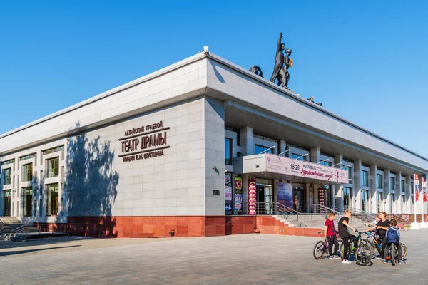 俄罗斯巴瑙尔 2019年9月22日 一群骑自行车的青少年在阿尔泰地区剧院 Altai Regional Drama Theater 以舒克欣命名 Sakharov广场 — 图库照片