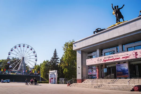 Barnaul, Rusya - 22 Eylül 2019: Sakharov Meydanı. Shukshin 'in adını taşıyan Altai Bölgesel Tiyatrosu. Arka planda eğlence ve oyun kompleksi Barnaul kalesi