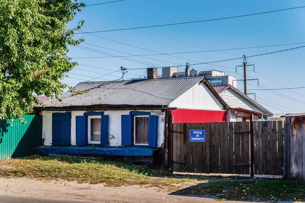 俄罗斯巴瑙尔 2019年9月22日 一座有木门的单层旧私人住宅 秋天的古城舍甫琴科街 — 图库照片