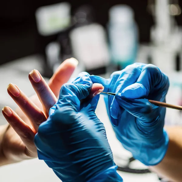 Nail Salon Masters Hand Closeup Shows Options Colored Nail Polish — Stockfoto