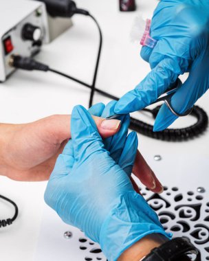 Manikür salonu. Manikür makasıyla tırnak makası alınması. Yakın çekim.