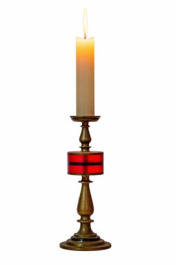 Bronz bir şamdanda yanan Stearin mumu. Beyaz arkaplanda izole