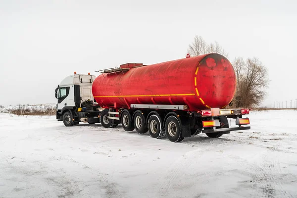 冬の道路上のタンク半トレーラーを持つ油タンカートラック 写真は冬にロシアで撮影されました — ストック写真