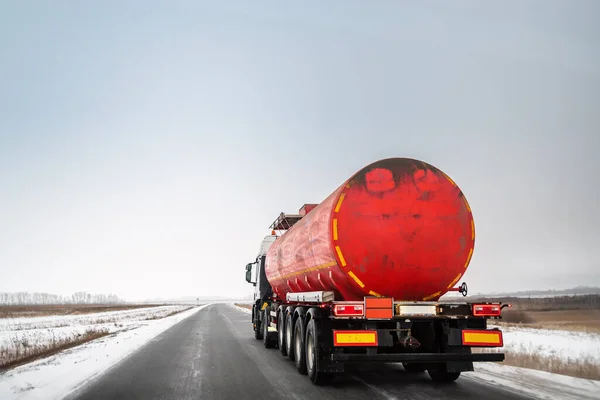 Caminhão Petroleiro Com Caminhões Tanque Vermelho Estrada Inverno — Fotografia de Stock