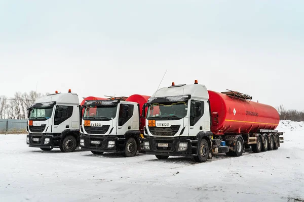 ロシアのオレンブルク 12月17 2019 冬に駐車半トレーラータンカーと石油タンクトラック — ストック写真