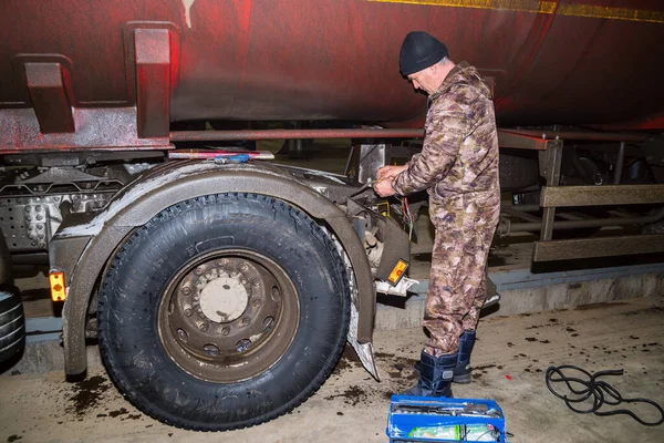 俄罗斯奥伦堡 2019年12月16日 一位汽车电工修理了一辆卡车的电线 — 图库照片